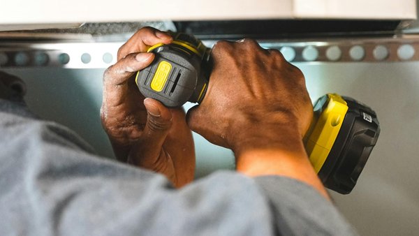 Créer un muret de jardin sur un terrain en pente : astuces et recommandations d'experts