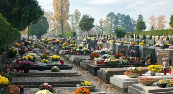 Fleurs céramiques pour tombe : optez pour des compositions durables